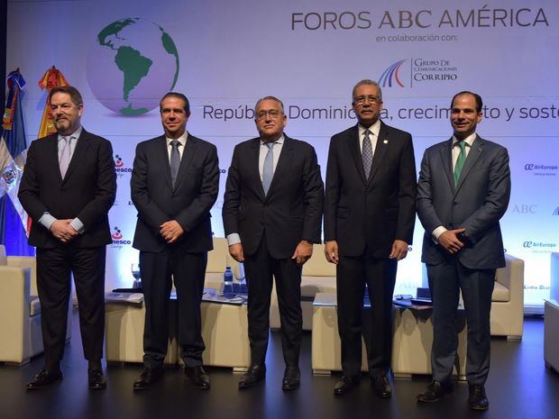 Ministro de Turismo, Francisco Javier García
junto a miembros de la Primera Edición del Foro ABC América.