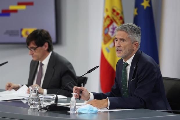 El ministro de Sanidad, Salvador Illa, y el ministro del Interior, Fernando Grande-Marlaska (d), ofrecen una rueda de prensa posterior al Consejo de Ministros Extraordinario.