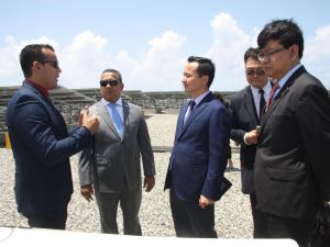 El embajador de China elogia tecnologías del complejo aeronáutico
 