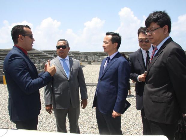 Los anfitriones del IDAC y la delegación china en un espacio del recorrido en la visita guiada.