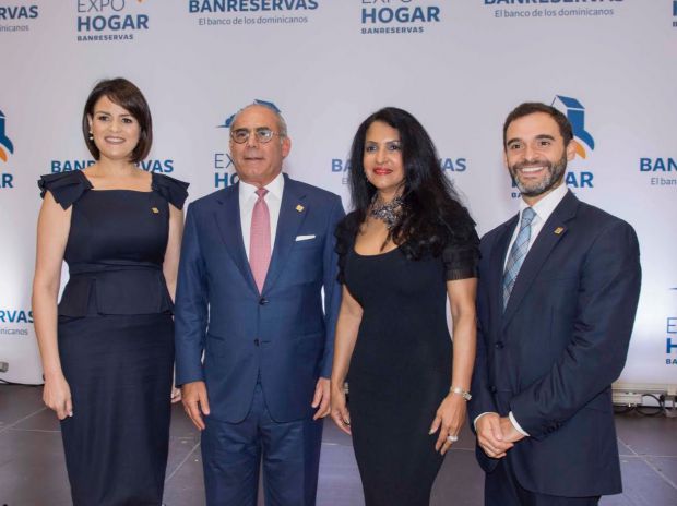 Mirjan Abre,  directora general de Negocios Personales Banreservas; Emilio Hasbun, miembro del Consejo de Directores; Susy Gatón, presidente de ACOPROVI; y Roberto jiménez, director general de Negocios Especializados.