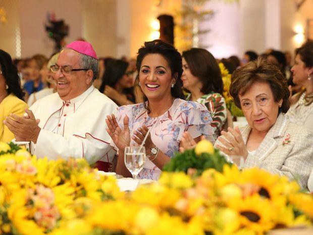 Monseñor Ramón Benito Ángeles, Cándida Montilla de Medina y Rosa Gómez de Mejía en el acto de premiación.