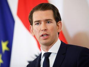 Cae el Gobierno austríaco por un escándalo de corrupción del líder ultra