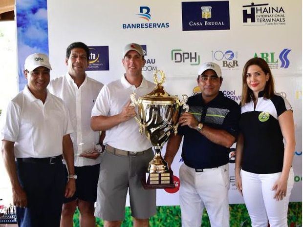 Los directivos de Adoexpo, Odile Miniño Bogaert, Karel Castillo y José Mella entregan la copa de ganadores a Oded Effes y Federico Bogaert.