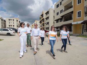 Mirjan Abreu, directora general de negocios Personales Banreservas; y Máximo Bisonó, segundo vicepresidente de Constructora Bisonó, acompañados por otros ejecutivos de ambas entidades, durante una visita a un proyecto habitacional en Santo Domingo.