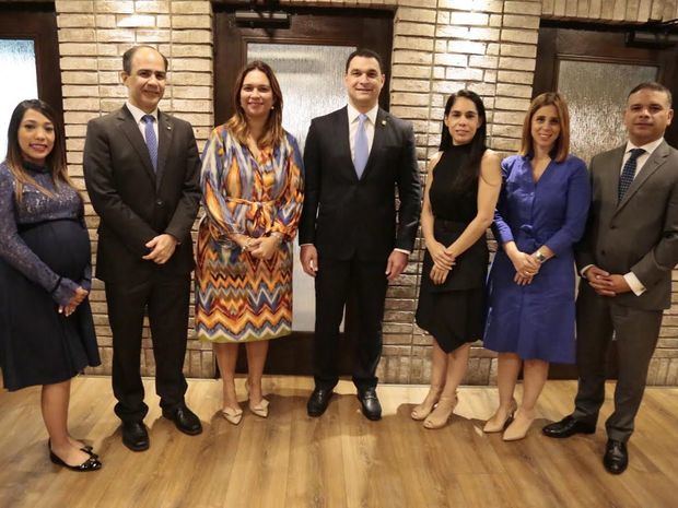 Natasha Paulino, Eric Ramos, Katty Cepeda, José Manuel Cuervo, Francina Marte, Marta Betances y Víctor García, miembros de la nueva Junta Directiva de la APB.