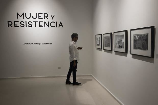 Una persona observa fotografías durante la inauguración de Photoimagen, hoy, en Santo Domingo, República Dominicana.