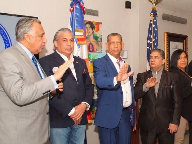 Presidente del COD juramenta nuevos directivos de la Unión Deportiva Dominicana en consulado.