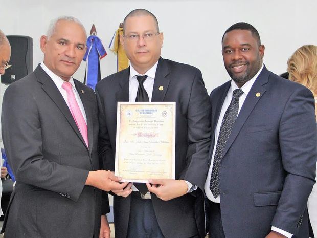 Pedro Rodríguez Montero entrega la acreditación a Daniel Tejeda y Julio González.