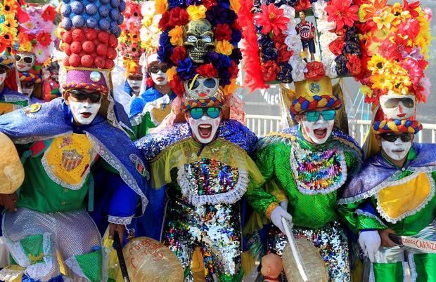 Integrantes de una comparsa desfilan, este domingo, en la Gran Parada de Tradición durante el segundo día del Carnaval de Barranquilla (Colombia).