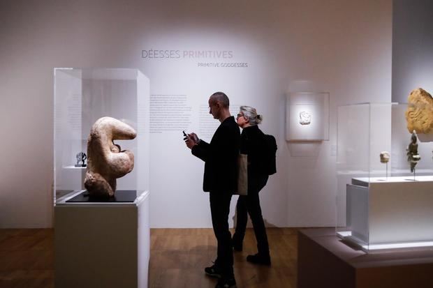 Personas observan objetos en exhibición durante una visita de prensa de la exposición 'Picasso y la Prehistoria' en el Museo de la Humanidad (Musee de l'Homme) en París.