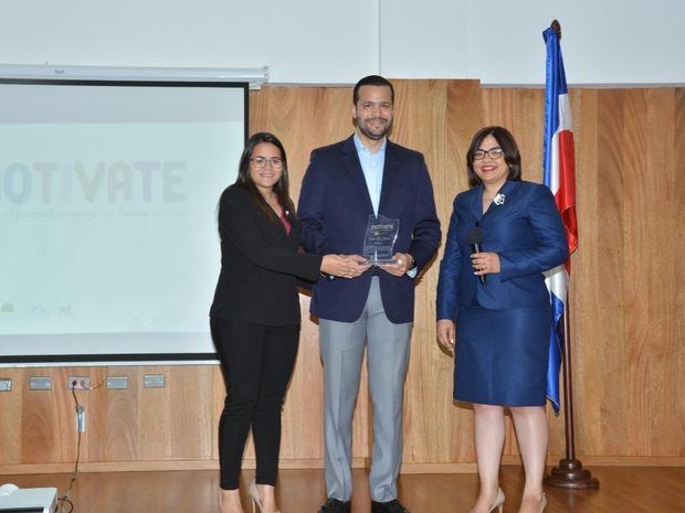 Jesebel Guzmán, Rafael Paz y Yulibelys Wandelpool.