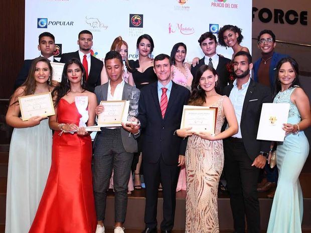 Padre Rector Jorge William Hernández S.J  del Colegio Loyola junto a los integrantes del corto  Ganador “Testimonio”.