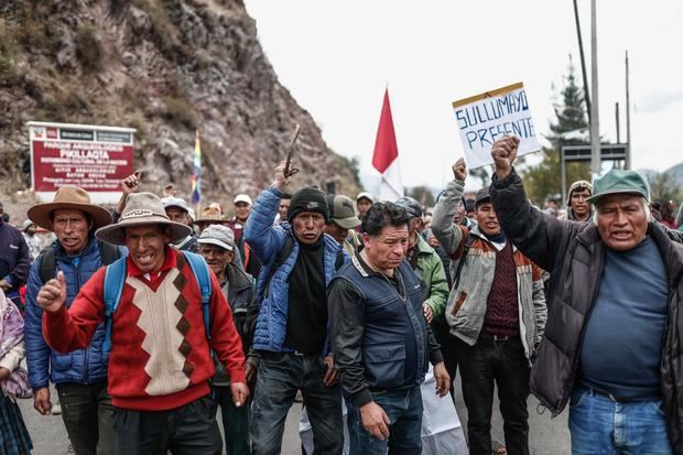 Pobladores del pueblo de Huaro bloquean hoy, la carretera de Cusco-Puno, en Cusco, Perú.