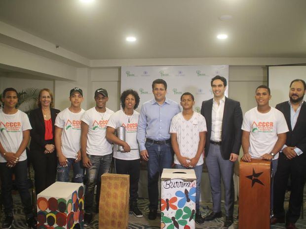 David Collado junto a integrantes de la empresa Philip Morris Dominicana y la entidad Mujeres en Desarrollo Dominicana (MUDE).