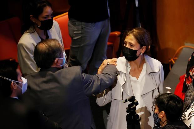 La excandidata presidencial colombiana Ingrid Betancourt (d), quien estuvo seis años secuestrada por las FARC, fue registrada al asistir a un encuentro con exintegrantes del antiguo secretariado de las FARC, en Bogotá, Colombia.