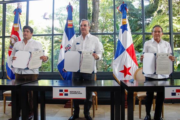 El presidente de Costa Rica, Carlos Alvarado (i); de República Dominicana, Luis Abinader (c); y de Panamá, Laurentino Cortizo (d), muestran la Declaración de Puerto Plata, firmada por los tres mandatarios tras una reunión trilateral en Puerto Plata (R.Dominicana). 