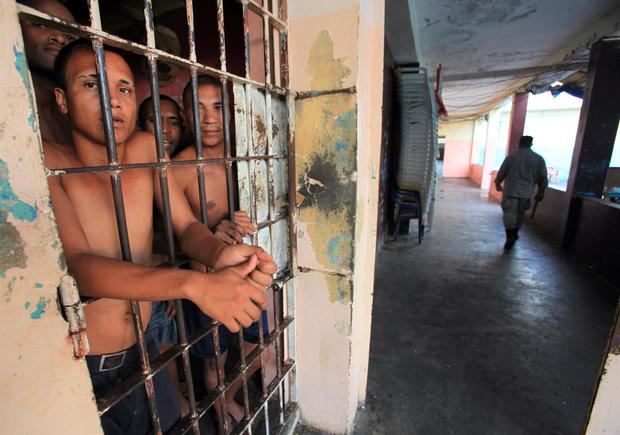 Reclusos observan desde su celda en la cárcel La Victoria de Santo Domingo (República Dominicana), en una fotografía de archivo.