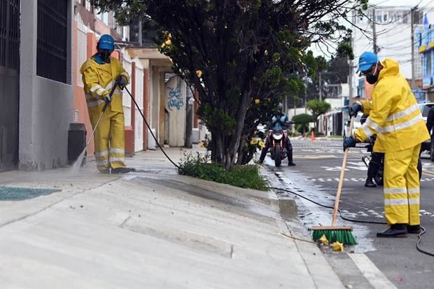 Fotografía cedida por la Alcaldía de Bogotá que muestra funcionarios de la Alcaldía de Bogotá y el Ejército mientras participan este sábado en una jornada de limpieza y desinfección en la zonas que tiene más casos confirmados de la COVID-19 en Bogotá, Colombia.