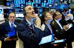 Wall Street cierra en rojo por la debacle de ventas minoristas y los resultados de bancos