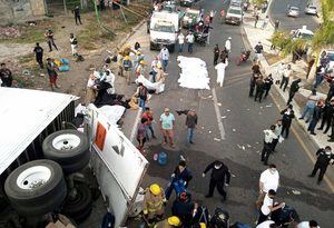 Suben a 56 los muertos por volcadura de camión en estado mexicano de Chiapas