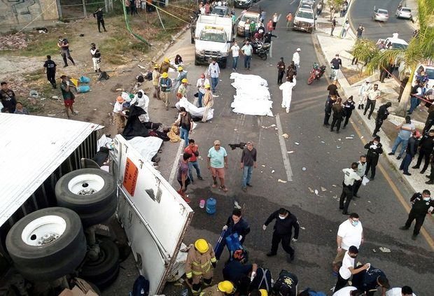 Suben a 56 los muertos por volcadura de camión en estado mexicano de Chiapas.