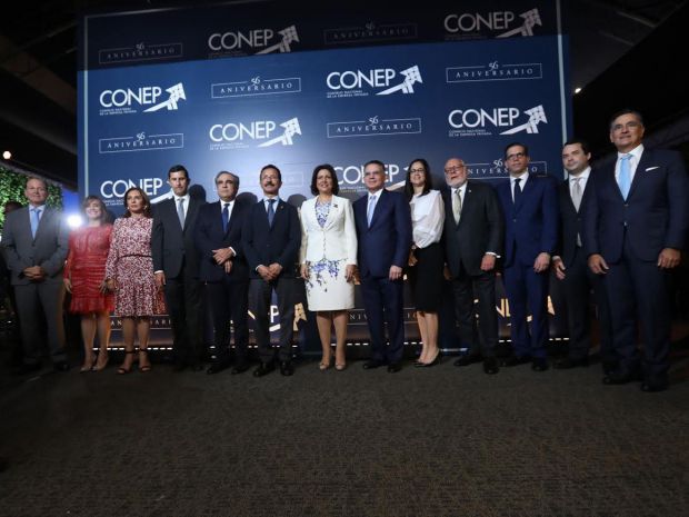 Directivos del CONEP junto a Sultan Ahmed Bin Sulayen y la vicepresidenta Margarita Cedeño de Fernández.