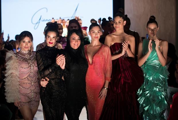 La diseñadora dominicana Giannina Azar (3i), saluda tras presentar sus creaciones durante la primera jornada del República Dominicana Fashion Week (RDFW), este martes en Santo Domingo, República Dominicana.