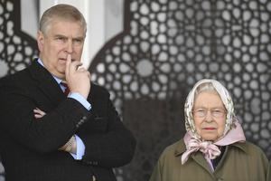 Isabel II paga millones de su fortuna para defender al prí­ncipe Andrés