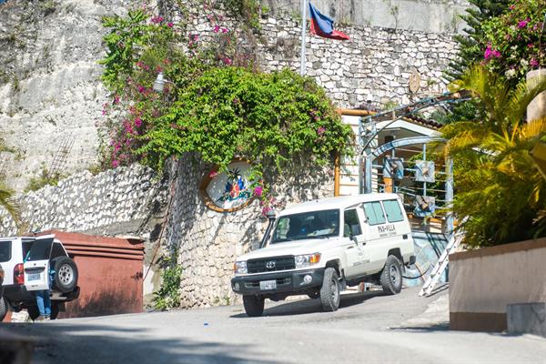 Fotografía de la ambulancia que traslada el cuerpo del asesinado presidente haitiano Jovenel Moise, el 7 de julio de 2021 en Puerto Príncipe (Haití).