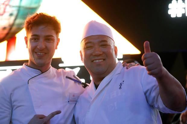 El chef japonés Koji Kimura (d), durante su ponencia Madurar pescados a la japonesa este miércoles en la tercera y última jornada de la presente edición de Madrid Fusión, la mayor feria mundial de gastronomía que se celebra en el recinto ferial de Ifema. 