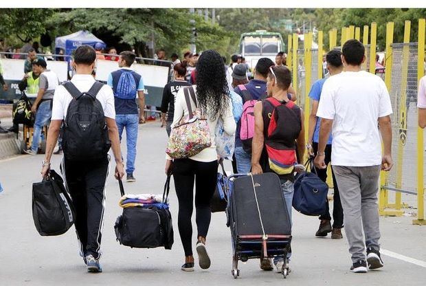 Según Migración Colombia, la mayoría de venezolanos pasaron la noche en casas de familiares y amigos, pero cerca de 200, entre ellos 77 menores de edad, tuvieron que ser ubicados en un campamento improvisado instalado en el coliseo de Puerto Santander.