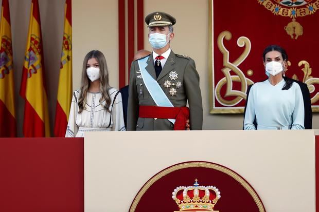 El rey Felipe VI (c), la reina Letizia (d) y la infanta Sofía (i) asisten al desfile militar del 12 de Octubre en el Paseo de la Castellana de Madrid para festejar este martes el Día de la Fiesta Nacional.