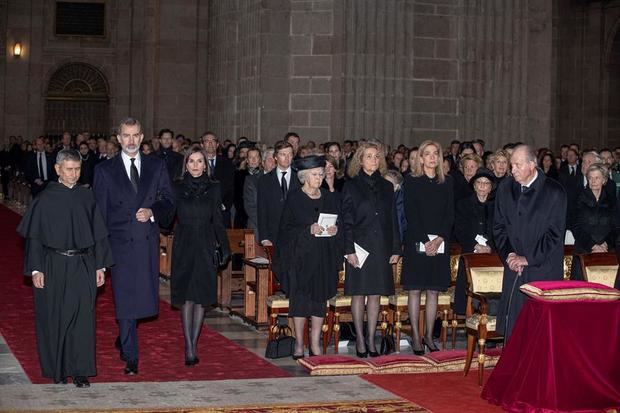 Los reyes Felipe y Letizia, junto a los reyes Juan Carlos y Sofía y las infantas Elena y Cristina, a su llegada al funeral. 