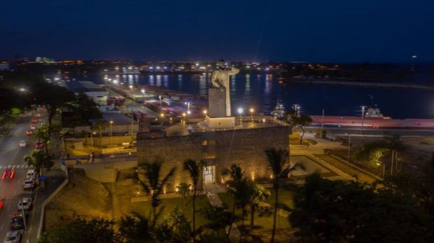 Inaugurado en 1983 y donado por México un año antes, el representativo monumento de Fray Antonio de Montesinos, esta ubicado en la avenida George Washington, en Santo Domingo y rinde homenaje al célebre defensor de los indios taínos.