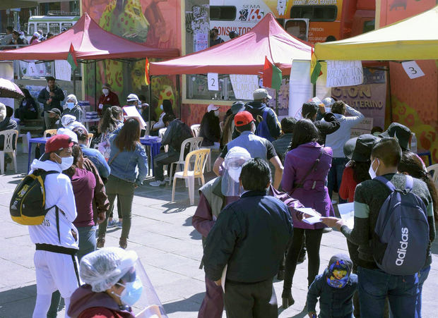 Varias personas acuden a un centro de vacunación para recibir la vacuna contra la covid-19 hoy, durante una jornada de 'megavacunación' en La Paz, Bolivia.