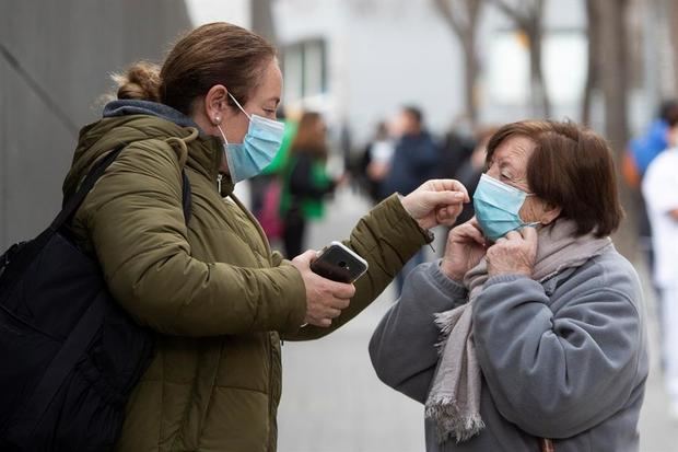 La investigación notó asimismo que 'las pacientes con síndrome de ovario poliquístico pueden tener un mayor riesgo de contraer el virus', debido a que son más propensas a factores de riesgo 'como enfermedades cardíacas, presión arterial alta y diabetes'.