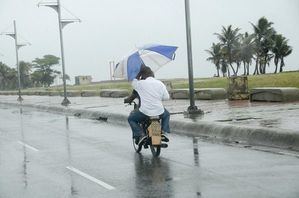 Onda tropical en la porción oriental ocasiona aguaceros en varias regiones del país. 