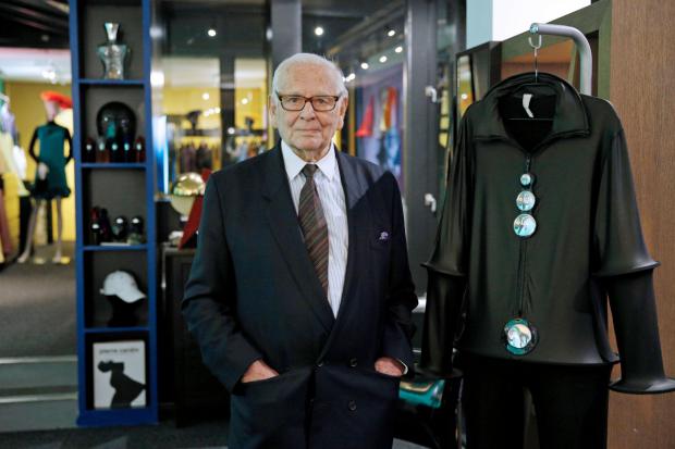 El diseñador Pierre Cardin fue pionero del prêt-à-porter .