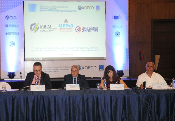 El ministro Toca Simó junto a Analissa Pimi, quien encabezó el encuentro en representación de la OCDE y Juan Monegro, Viceministro de Industria y Comercio.