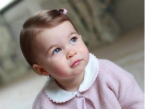 Difunden nuevas fotos de la princesa Carlota por su primer cumpleaños