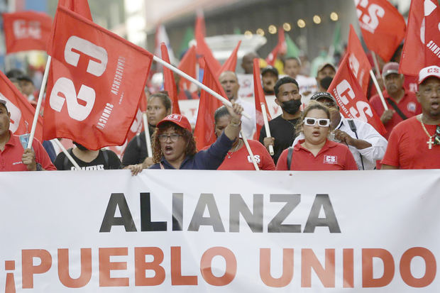 Decenas de personas participan en una jornada de protestas contra el Gobierno, hoy, en Ciudad de Panamá, Panamá.