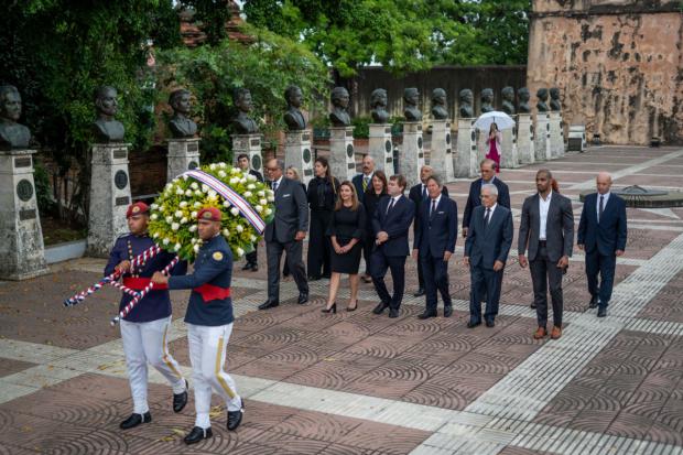 El Cuerpo Consular celebra su día con una emotiva ofrenda floral en el Altar de la Patria
