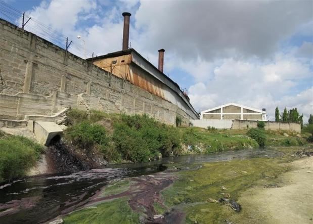 Grandes marcas de Europa y Estados Unidos tercerizan parte de su producción para abaratar costes, debido al vertido de desechos sin tratar y del uso poco sostenible del agua.