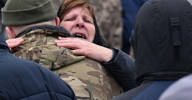 La madre de un soldado ucraniano, llorando en el funeral de su hijo.