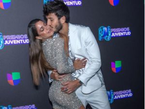 Sebastián Yatra y Tini posan a su llegada este jueves, a los Premios Juventud 2019, en las instalaciones del Wastco Center, en Miami (EE.UU.). 
