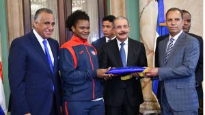 Medina entrega Bandera Nacional a los atletas que competirán en Panamericanos