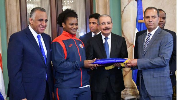 El presidente de la República, licenciado Danilo Medina  entrega la bandera  a la atleta que a la pesista Crismeri Santana, y al Jefe de Misión, ingeniero Garibaldy Bautista,