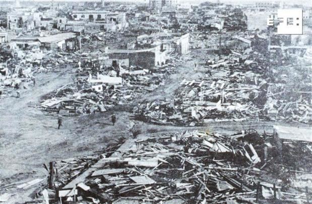 Fotografía cedida por el Archivo General de la Nación de los daños que dejó el huracán San Zenón. 