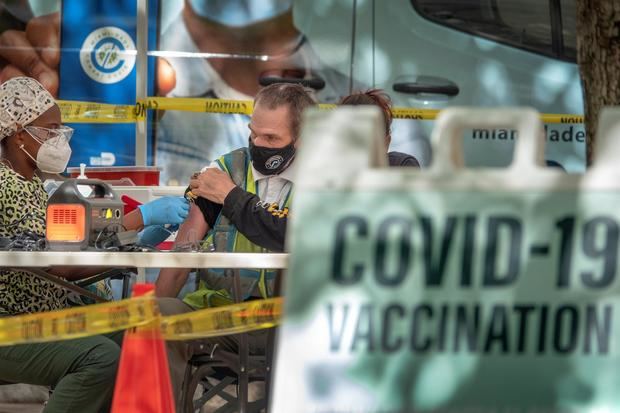 Florida reportó este jueves 21.183 nuevos casos de la covid-19 y 901 muertes acumuladas desde el pasado 25 de julio como consecuencia de la pandemia, mientras el estado continúa a la cabeza en número de hospitalizaciones en todo Estados Unidos.